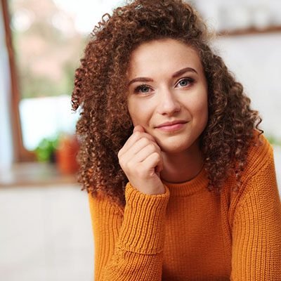 portrait-of-smiling-young-woman-6H5U2GA.jpg